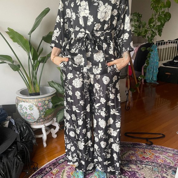 Set, with pockets. - Picture 2 of 4